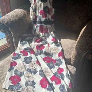 Worn once on cruise Ann Taylor size 4 chiffon printed long dress. Gorgeous